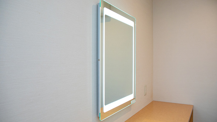 女優も愛用『ライト付きミラー』